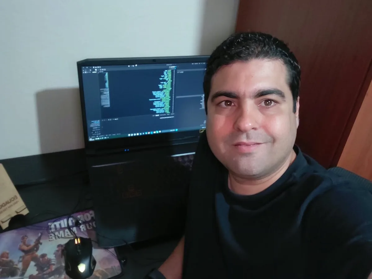 Retrato del creador de Facbusiness en su espacio de trabajo